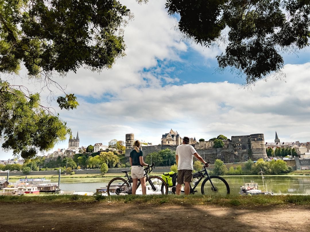 Vélo devant château d'Angers - La ronsardière Bouchemaine - Gite de la Ronsardière
